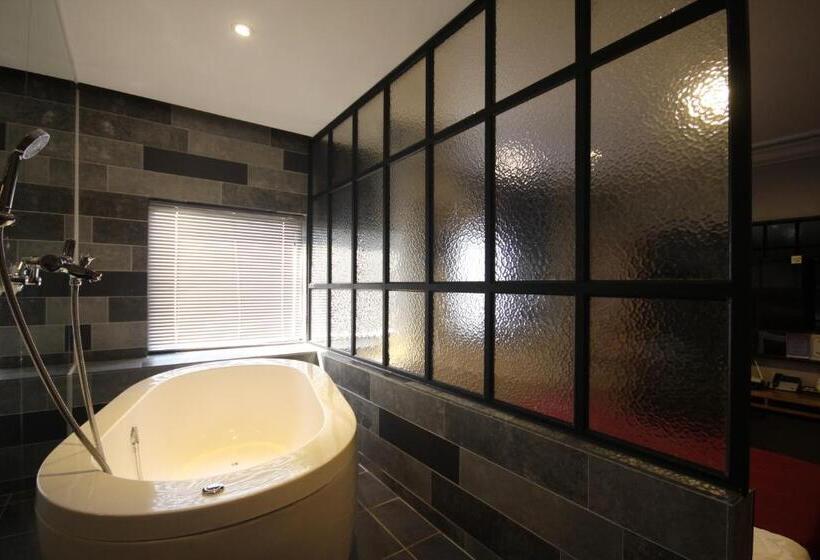 강 전망 스위트, The May