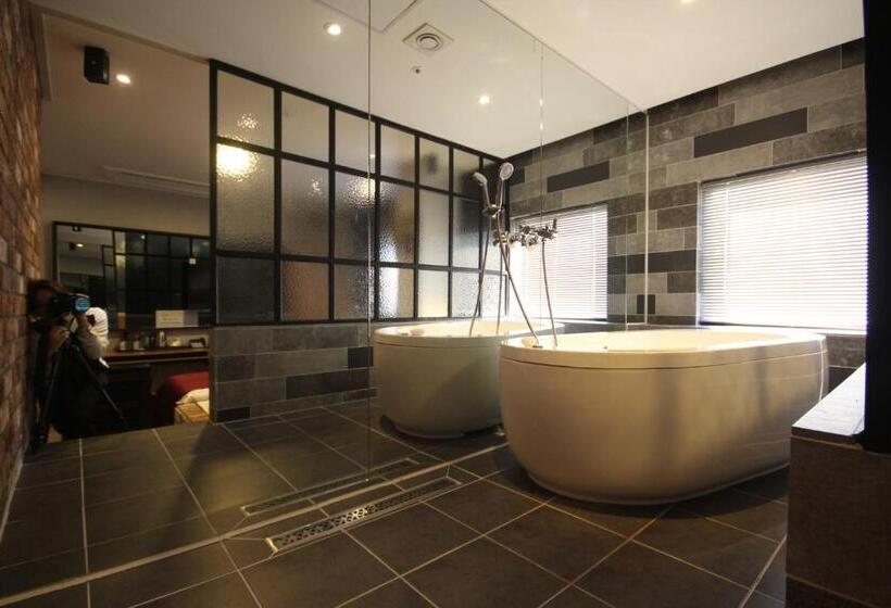 강 전망 스위트, The May