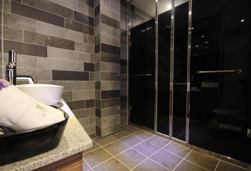 강 전망 스위트, The May