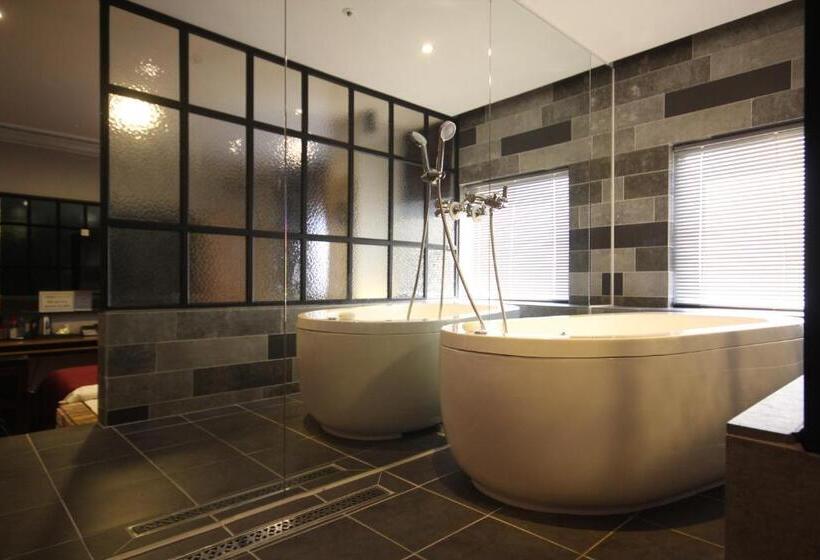 강 전망 스위트, The May