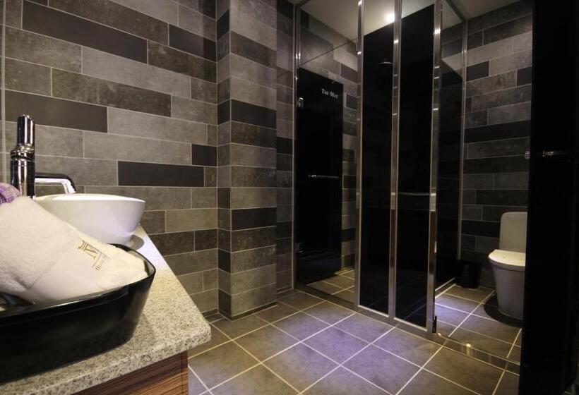 강 전망 스위트, The May