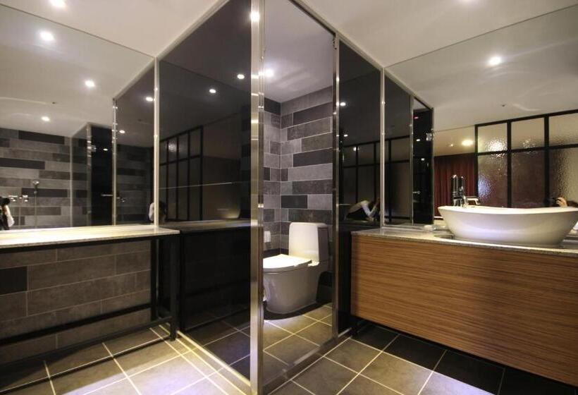 강 전망 스위트, The May