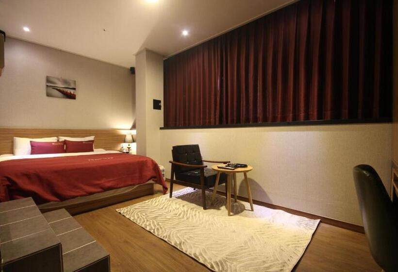 강 전망 스위트, The May