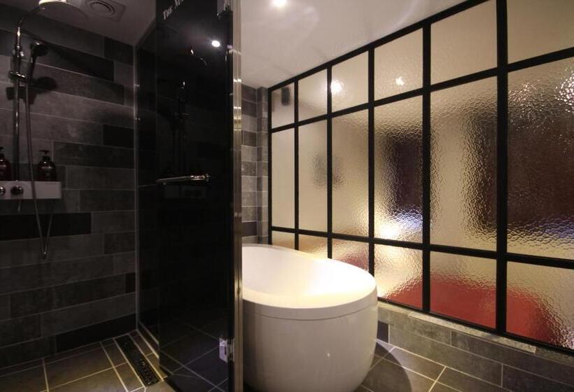 강 전망 스위트, The May