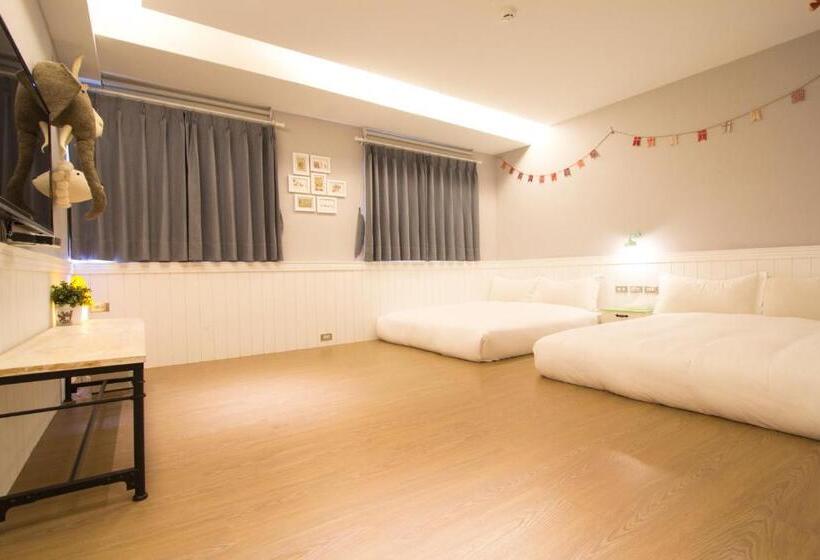 اتاق استاندارد چهار تخته, Ra Guesthouse