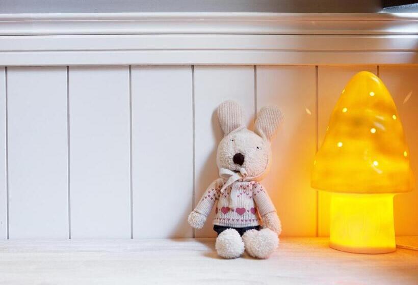 اتاق استاندارد چهار تخته, Ra Guesthouse