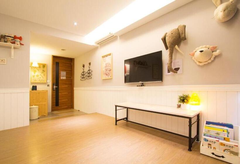 اتاق استاندارد چهار تخته, Ra Guesthouse