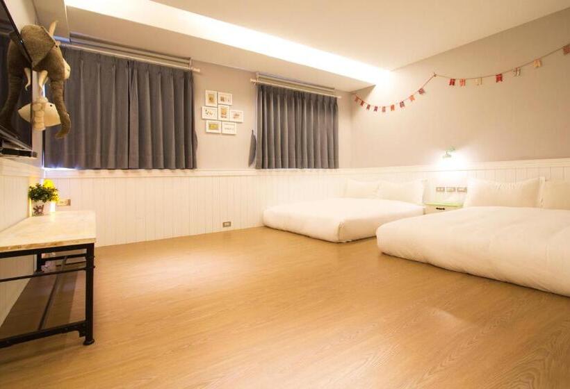 اتاق استاندارد چهار تخته, Ra Guesthouse