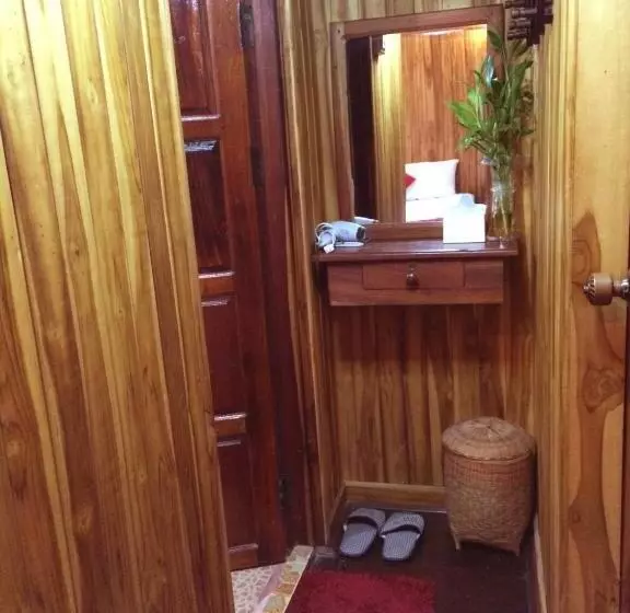 اتاق خانوادگی, Apple Guesthouse