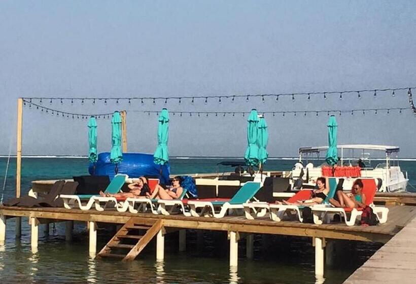 غرفة قياسية ثلاثية مزودة بشرفة, Sandbar Beachfront Hostel & Restaurant