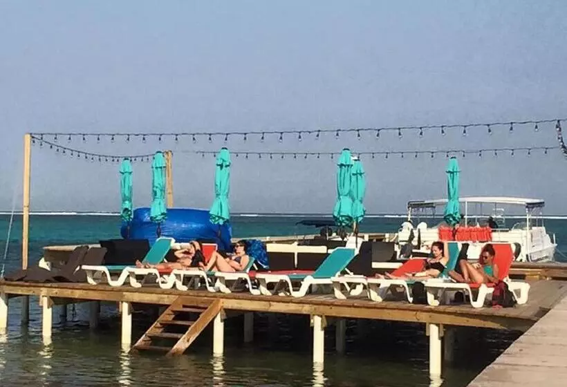 اتاق استاندارد سه تخته با بالکن, Sandbar Beachfront Hostel & Restaurant