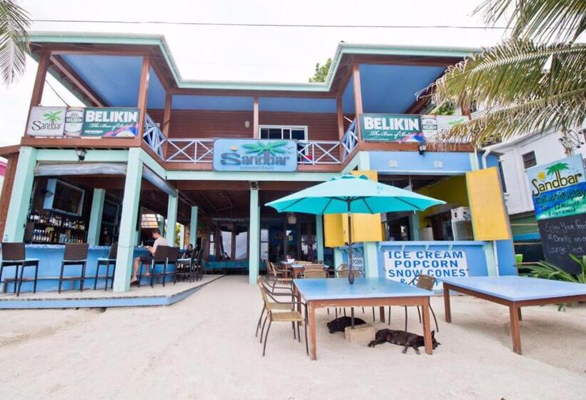 غرفة قياسية ثلاثية مزودة بشرفة, Sandbar Beachfront Hostel & Restaurant