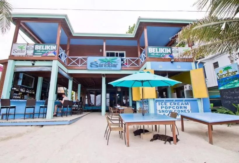 اتاق استاندارد سه تخته با بالکن, Sandbar Beachfront Hostel & Restaurant