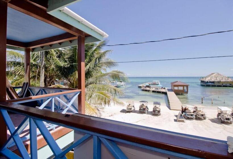 غرفة قياسية ثلاثية مزودة بشرفة, Sandbar Beachfront Hostel & Restaurant