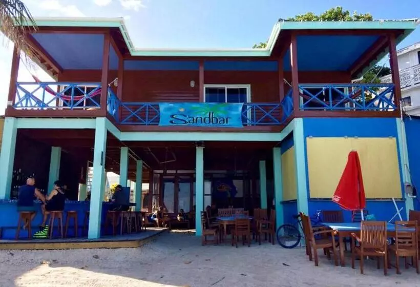 اتاق استاندارد سه تخته با بالکن, Sandbar Beachfront Hostel & Restaurant