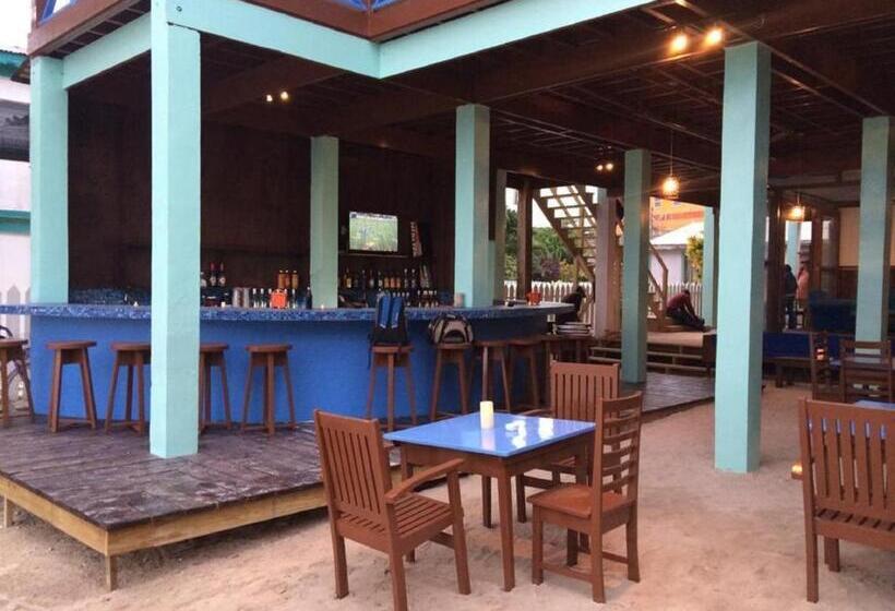 غرفة قياسية ثلاثية مزودة بشرفة, Sandbar Beachfront Hostel & Restaurant