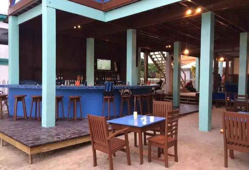 اتاق استاندارد سه تخته با بالکن, Sandbar Beachfront Hostel & Restaurant