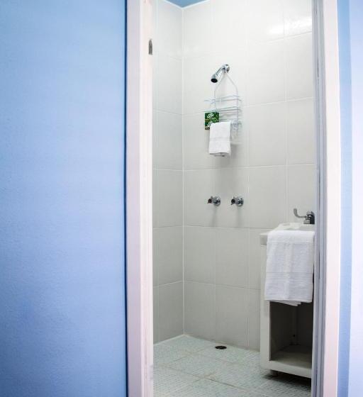 غرفة قياسية ثلاثية مزودة بشرفة, Sandbar Beachfront Hostel & Restaurant