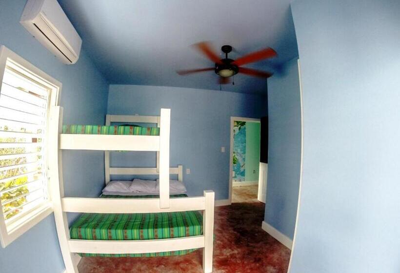 غرفة قياسية ثلاثية مزودة بشرفة, Sandbar Beachfront Hostel & Restaurant