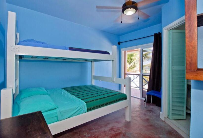 غرفة قياسية ثلاثية مزودة بشرفة, Sandbar Beachfront Hostel & Restaurant