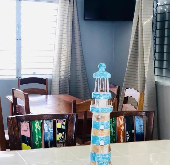 شقة غرفة واحدة مطلة على البحر, Sandbar Beachfront Hostel & Restaurant