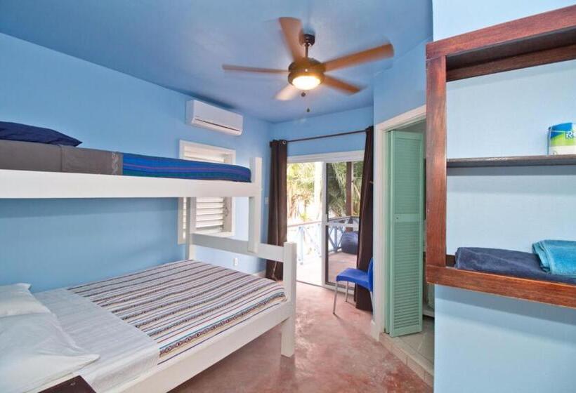 غرفة قياسية ثلاثية مزودة بشرفة, Sandbar Beachfront Hostel & Restaurant