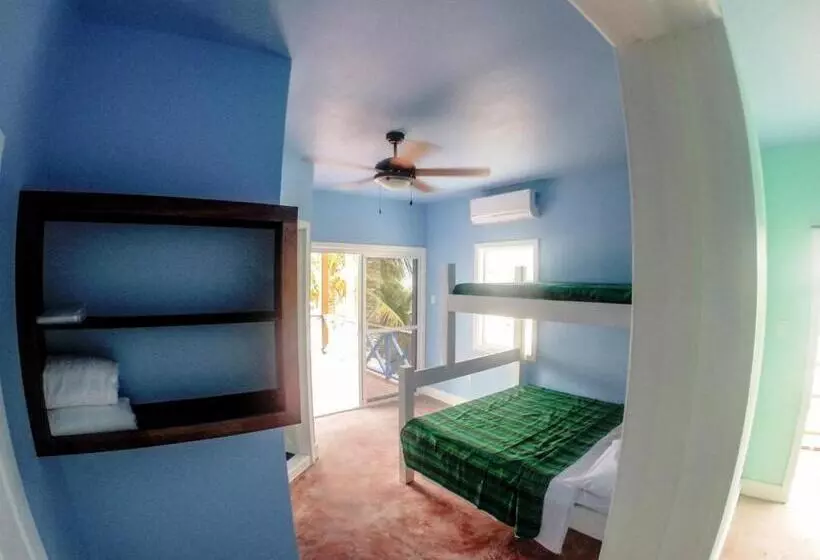 اتاق استاندارد سه تخته با بالکن, Sandbar Beachfront Hostel & Restaurant