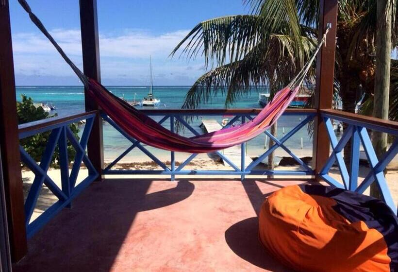 غرفة قياسية ثلاثية مزودة بشرفة, Sandbar Beachfront Hostel & Restaurant