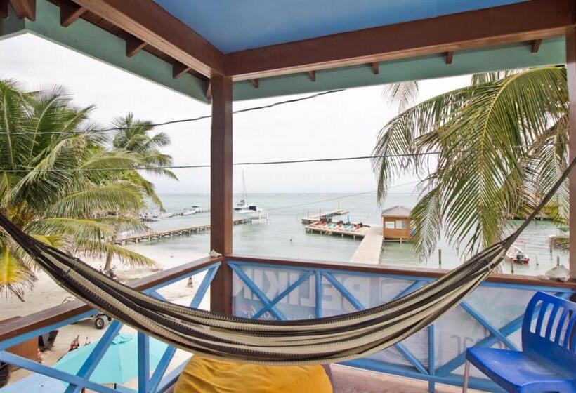 غرفة قياسية ثلاثية مزودة بشرفة, Sandbar Beachfront Hostel & Restaurant