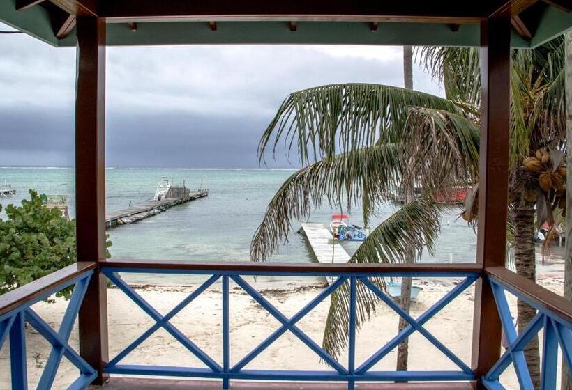 غرفة قياسية ثلاثية مزودة بشرفة, Sandbar Beachfront Hostel & Restaurant