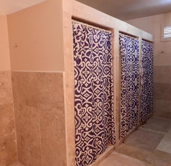 سرير فى غرفة مشتركه, Sandbar Beachfront Hostel & Restaurant