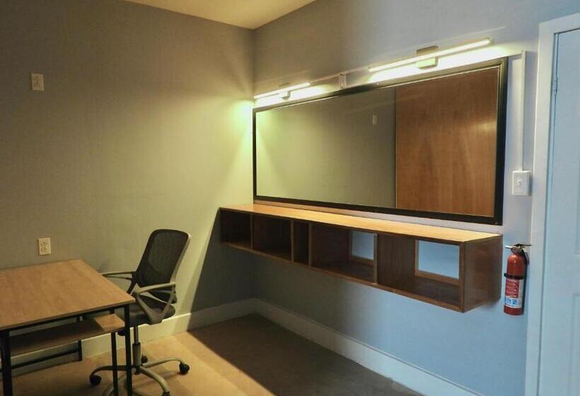 سرير فى غرفة مشتركه, Sandbar Beachfront Hostel & Restaurant