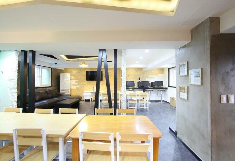 Camera Standard, Calli Hostel