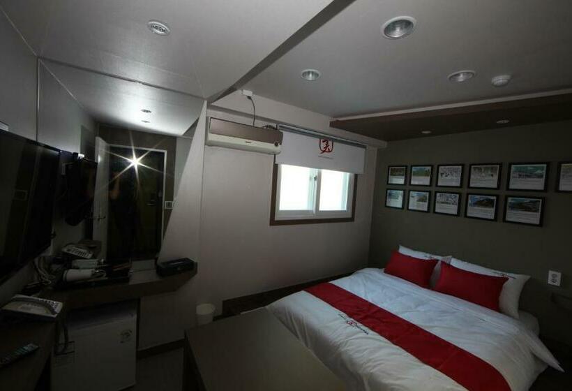 Camera Standard, Calli Hostel