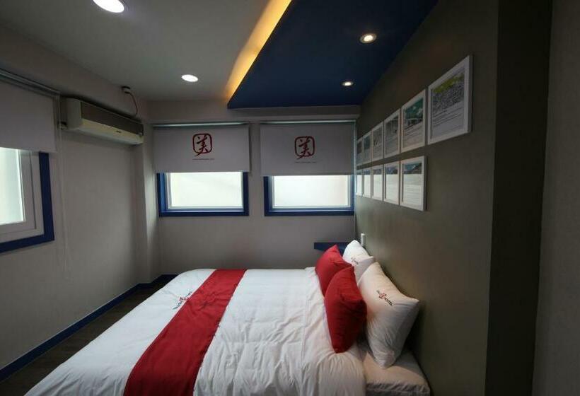 Camera Standard, Calli Hostel