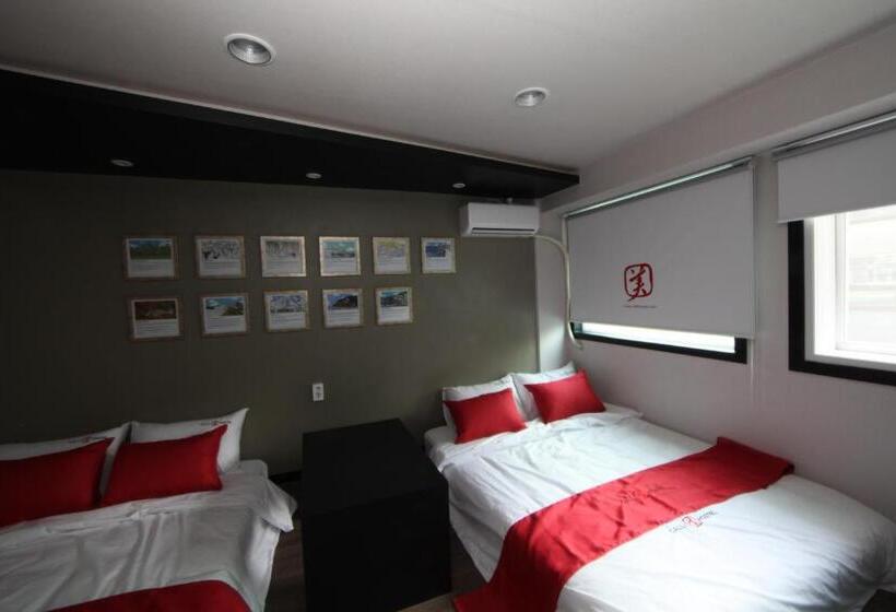 Camera Standard, Calli Hostel