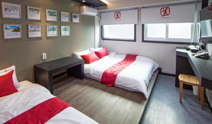 Camera Standard, Calli Hostel