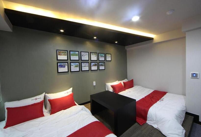 Camera Quadrupla Standard, Calli Hostel