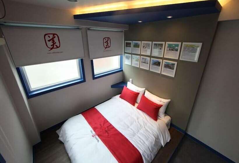 Camera Standard, Calli Hostel