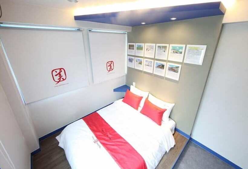 Camera Standard, Calli Hostel