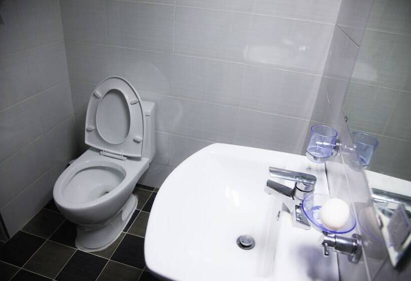 Camera Standard, Calli Hostel