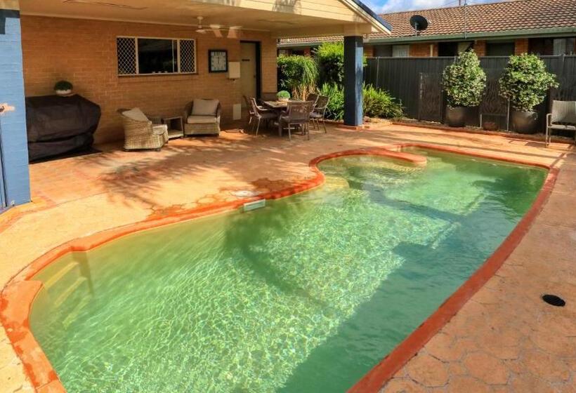 חדר משפחתי, Edward Parry Motel And Apartments