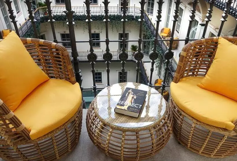 キングサイズベッドのデラックスルーム, Aria Hotel Budapest By Library Hotel Collection