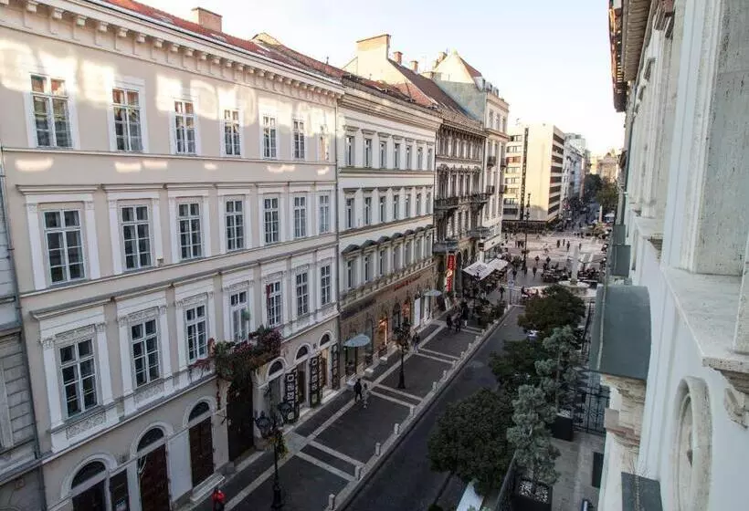 スイート, Aria Hotel Budapest By Library Hotel Collection
