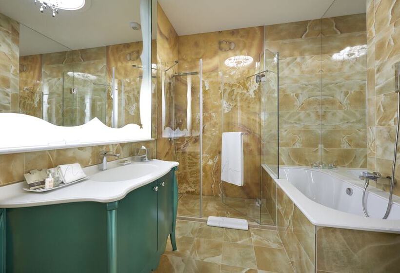 Номер Deluxe, Aria Hotel Budapest By Library Hotel Collection