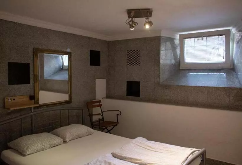 اتاق استاندارد, Hostel 24