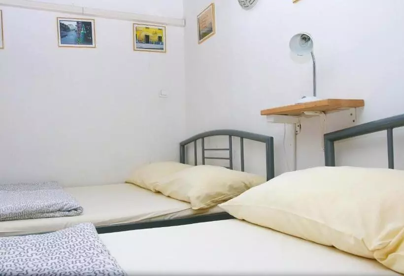اتاق ساده سه‌ نفره, Hostel 24