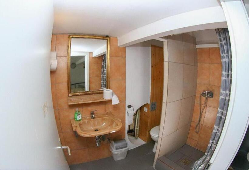 اتاق ساده سه‌ نفره, Hostel 24