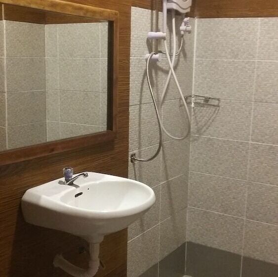 חדר משפחתי, Laos Haven