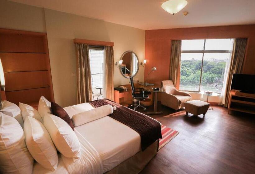 استودیوی استاندارد, Lakeshore Hotel & Apartments